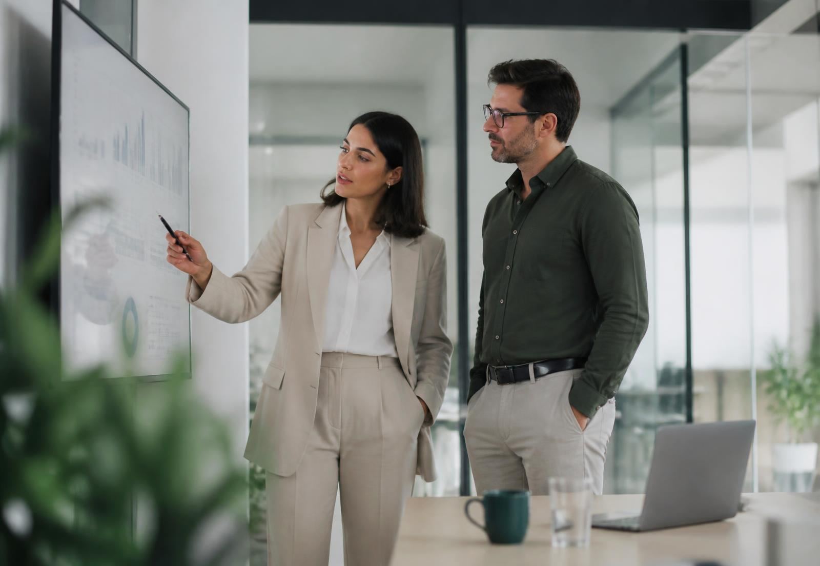 Equipe de compras analisando informações de fornecedores